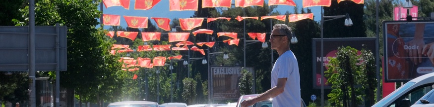 Mann auf der Strasse in Montenegro