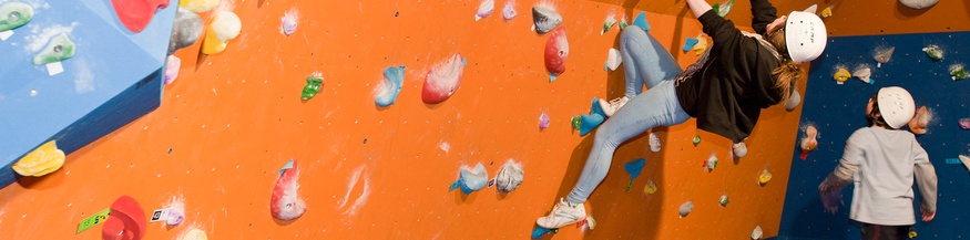 Kinder beim Bouldern