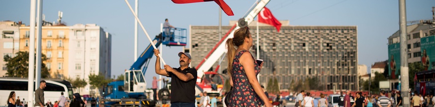 Ein Mann schwingt die türkische Fahne in Istanbal