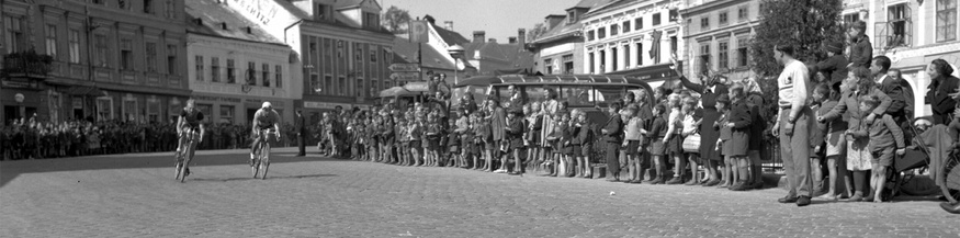 Quer durch Österreich: Führungsduo bei der Durchfahrt am Hauptplatz in Amstetten auf der Etappe Linz-Wien, 1948