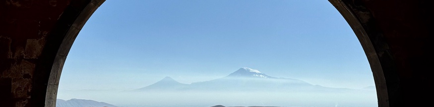 Wolken um einen Berg in Armenien, Blick durch einen Bogen