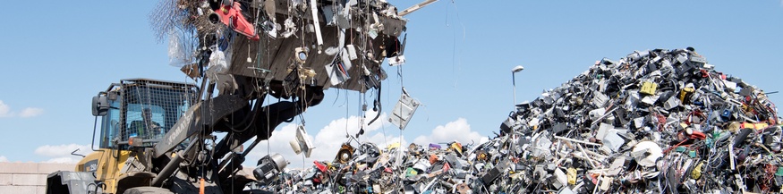 Bagger bewegt Elektroschrott