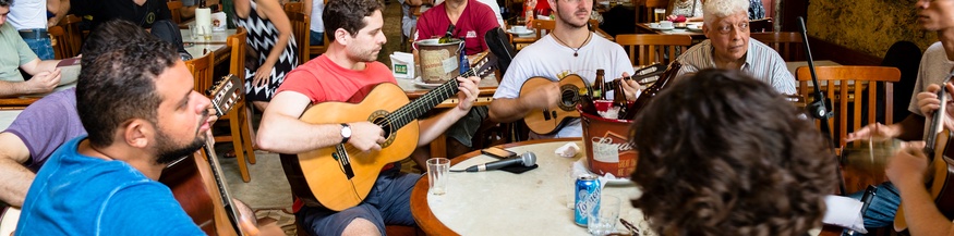 Musiker spielen Choro-Musik in einer argentinischen Bar