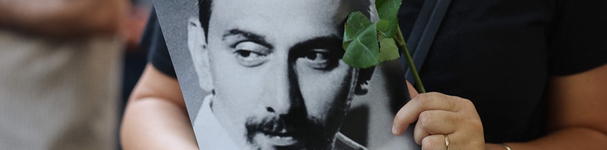 Frau hält ein Bild von Ziad Rahbani