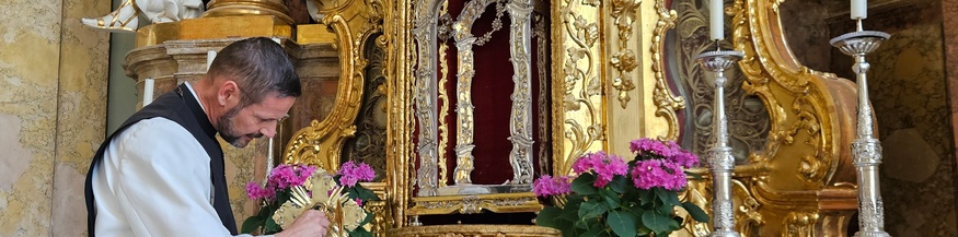 Altar der Heilig-Blut-Kapelle – samt Reliquiar & Abt