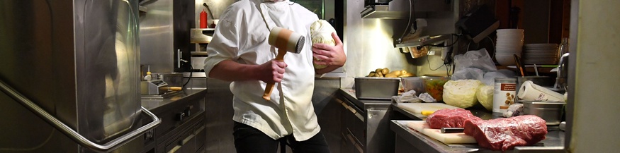 Jonathan Scheucher in seiner Küche.