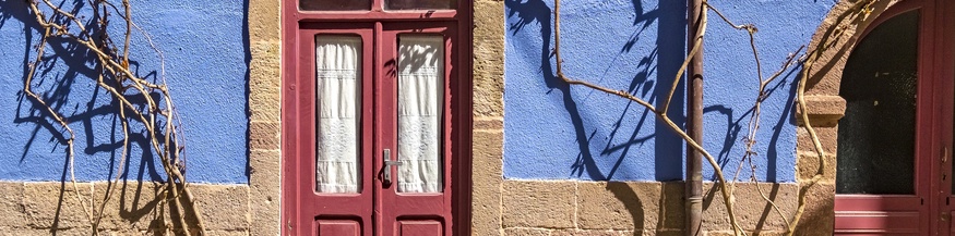 Rote Haustüre und blaue Hausfassade in Sardinien