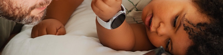 Kind mit Vater im Bett