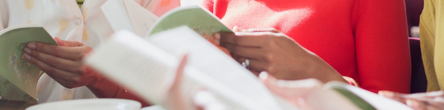 Frauen am Tisch mit Büchern in Händen