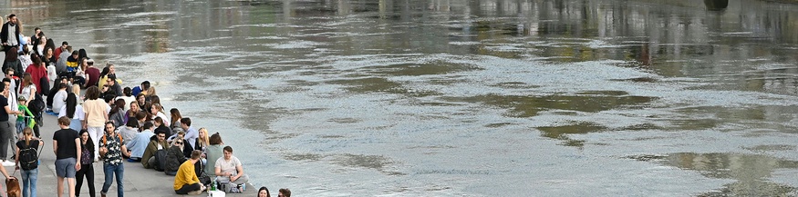 Menschen am Donaukanal in Wien