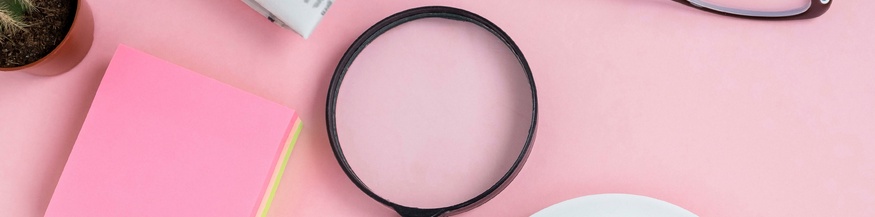 Post-it, Lupe, Zeitung und eine Tasse Caffe