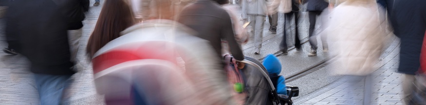 Passanten in einer Fußgängerzone