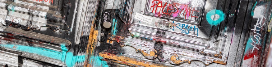 Graffiti an Berliner Haustüre