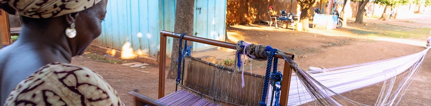 Webende Frau in Ghana