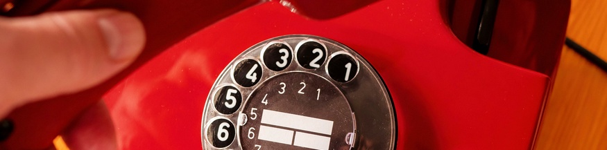 Altes Telefon mit Wählscheibe