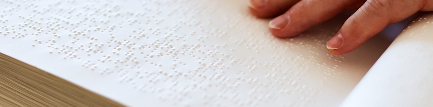 "Herr der Ringe" in Braille-Schrift: lesende Finger