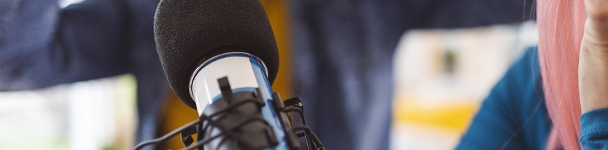 Podcast-Mikrofon mit zwei Personen