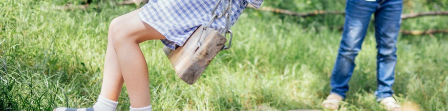 Schaukelndes Mädchen, Kinder auf dem Spielplatz