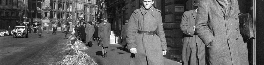 Russischer Soldat und Passant in Wien, 1946