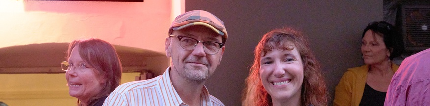 Theater Löblich: Theater-DirektorInnen Martin Moped und Christina Berzaczy vor ihrem Theatereingang