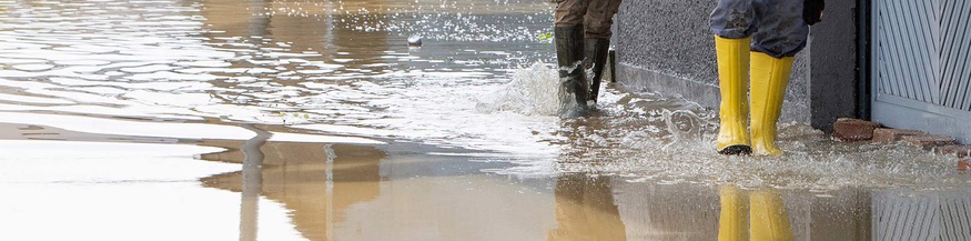 Hochwasser in Niederösterreich, 2024: Zwei Männer in Gummistiefel