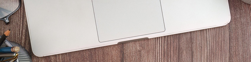 Schreibtisch mit Laptop