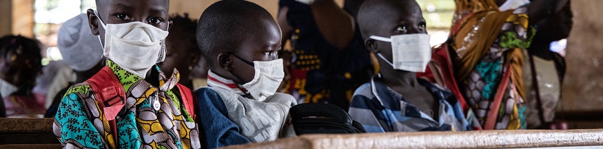 Schüler tragen Gesichtsmasken in Ouagadougou.