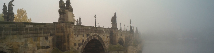 MICHAL CIZAK / AFP Karlsbrücke im Herbst