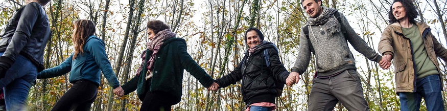 Menschen halten sich an den Händen in der Gemeinde Notre-Dame-des-Landes, ZAD