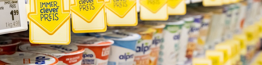 Volles Regal in einem Billa-Supermarkt: "Immer clever Preis"-Schilder bei Milchersatzprodukten
