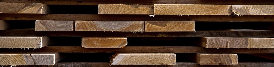 Holzbretter in einem Sägewerk