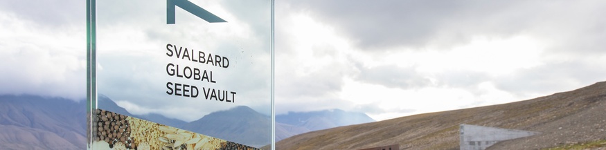 Eingangsschild zur größten Samenbank der Welt bei Longyearbyen, Spitzbergen, Norwegen 