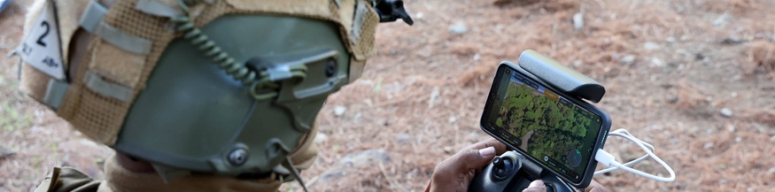 Soldat steuert eine Erkundungsdrone