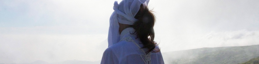 Pilgerin in der Natur stehend