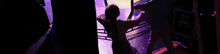 Kinder im Backstage des Zirkus