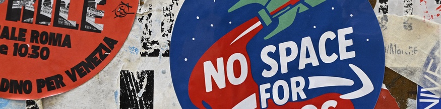 Foto: Aufkleber mit der Aufschrift "No Space for Bezos"