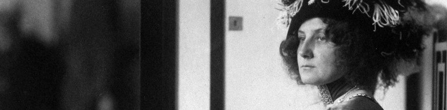 Emilie Flöge im Modesalon, 1910