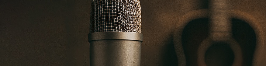 KI-generiertes Bild zum Thema Musik: Mikrofon und Gitarre