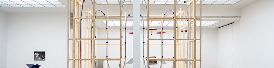 "Soundspacesculpture" von Bernhard Leitner, Ausstellungsansicht in der Wiener Secession