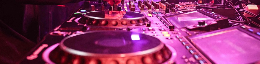DJ-Pult in einem Club