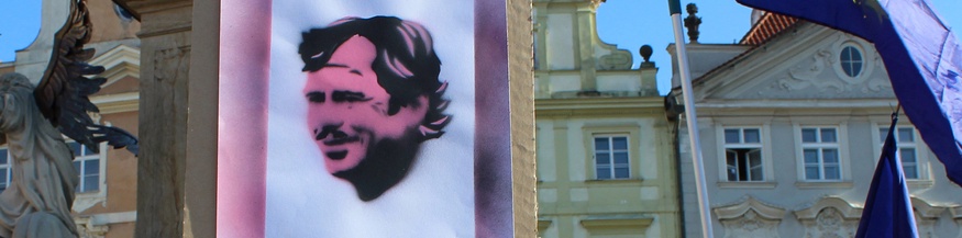 Plakat mit Vaclav Havels Gesicht, daneben EU.Fahne