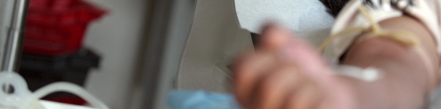 Ein Mann liegt im Krankenhaus.