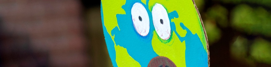 Gemalte Weltkugel als Kartonscheibe, Schild bei einer Klimademonstration