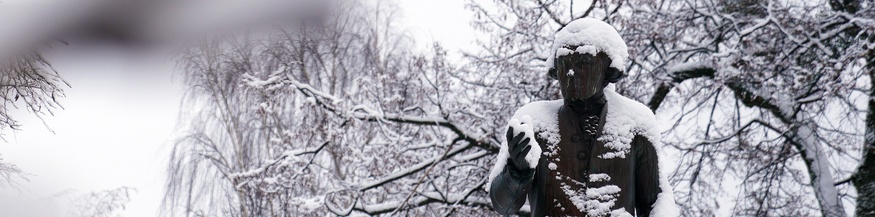 Statue von Immanuel Kant im Winter