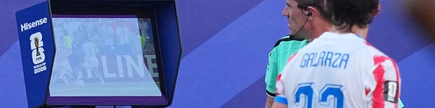 FIFA-WM-Schiedsrichter blickt auf den Monitor (VAR-System)