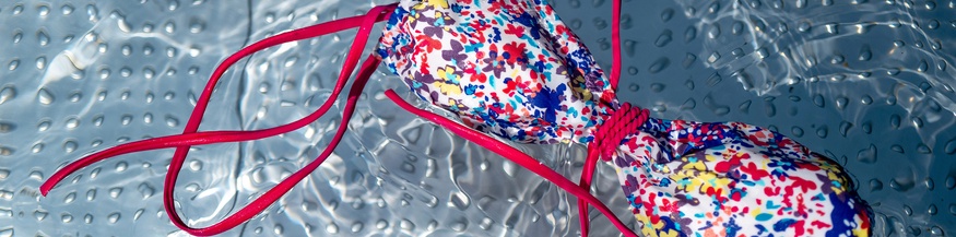 Bikinioberteil im Wasser schwimmend