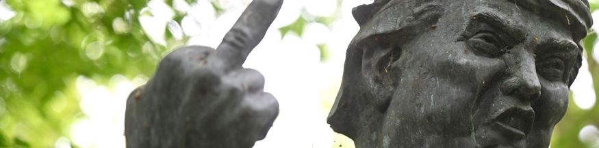 Trump-Bronzefigur mit Mittelfinger