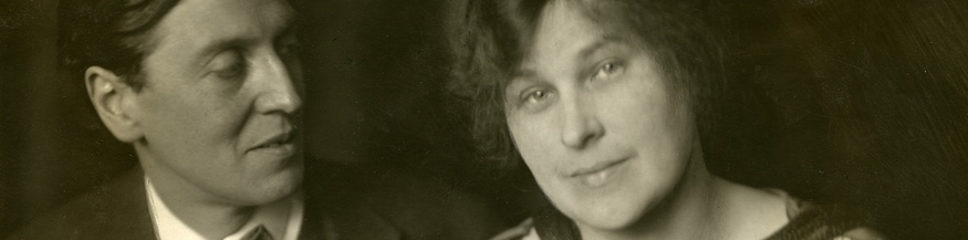 Der Komponist Alban Berg mit seiner Ehefrau Helene kurz vor der Uraufführung seiner Oper 'Wozzeck' im Jahr 1925 an der Berliner Staatsoper.