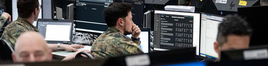 Locked Shields, Militärpersonen vor Rechnern