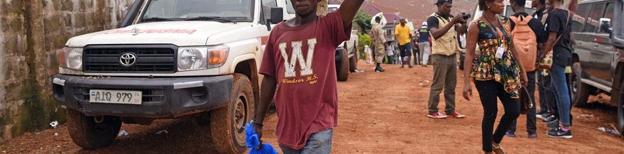 Menschen auf der Straße in der Hauptstadt von Sierra Leone, Freetown